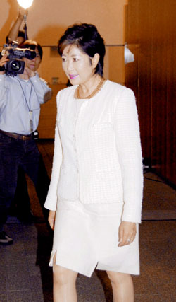 Yuriko Koike visits the Prime Minister's Official Residence before officially becoming defense minister