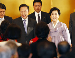 South Korean President Lee Myung Bak and his wife, Kim Yoon Ok, are welcomed by Korean residents of Japan at a reception in Tokyo