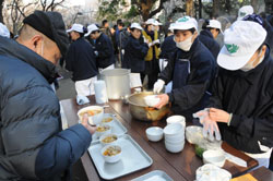 Unemployed temp workers gather in Tokyo's Hibiya Park