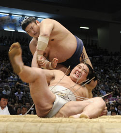 Kotomitsuki twists down Harumafuji