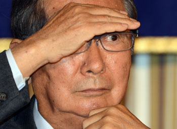 Former Tokyo Gov. Shintaro Ishihara gestures during a news conference Tuesday at the Foreign Correspondents' Club of Japan in Tokyo.