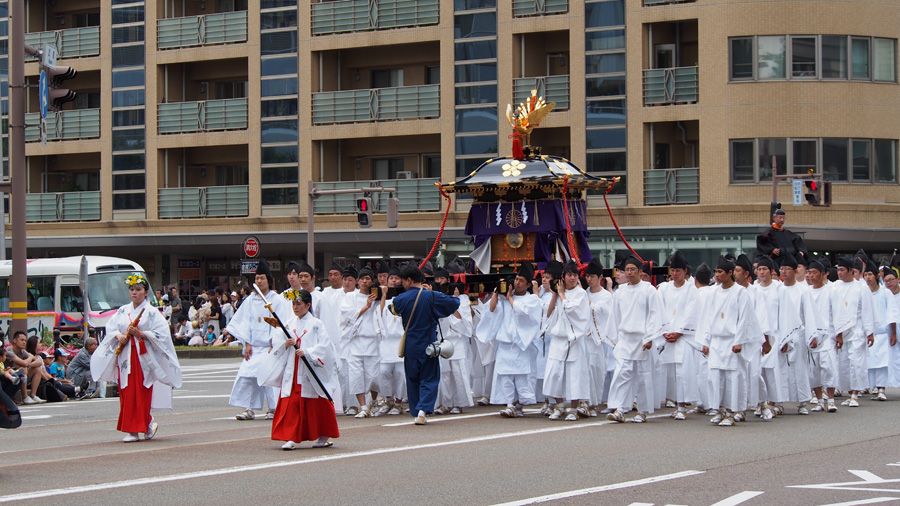 A group of participants take part in the Hyakumangoku Matsuri, Kanazawa, Ishikawa Pref.
