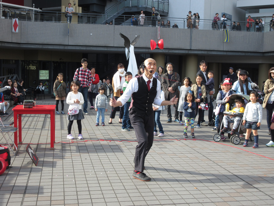 Street performer at Minatomirai, Yokohama, Kanagawa Pref.
