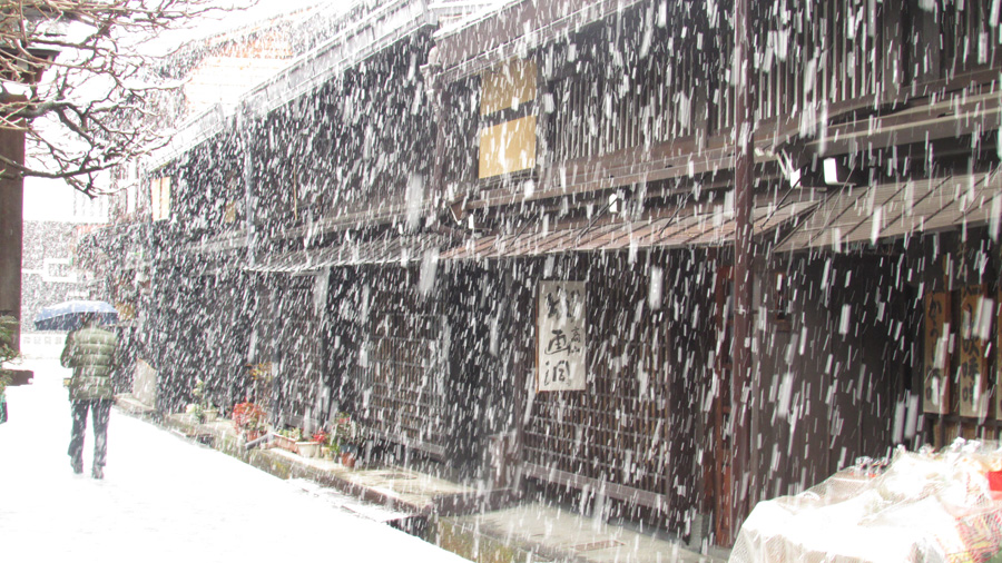 Takayama Old Street comes under heavy snowfall, Gifu Pref.
