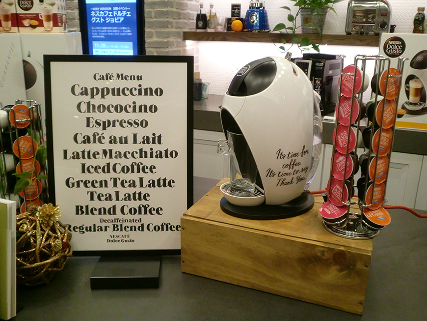 Nescafe Dolce Gusto Jovia Very Version (¥13,704; tax excluded). Original menu board and coffee capsules are included.
