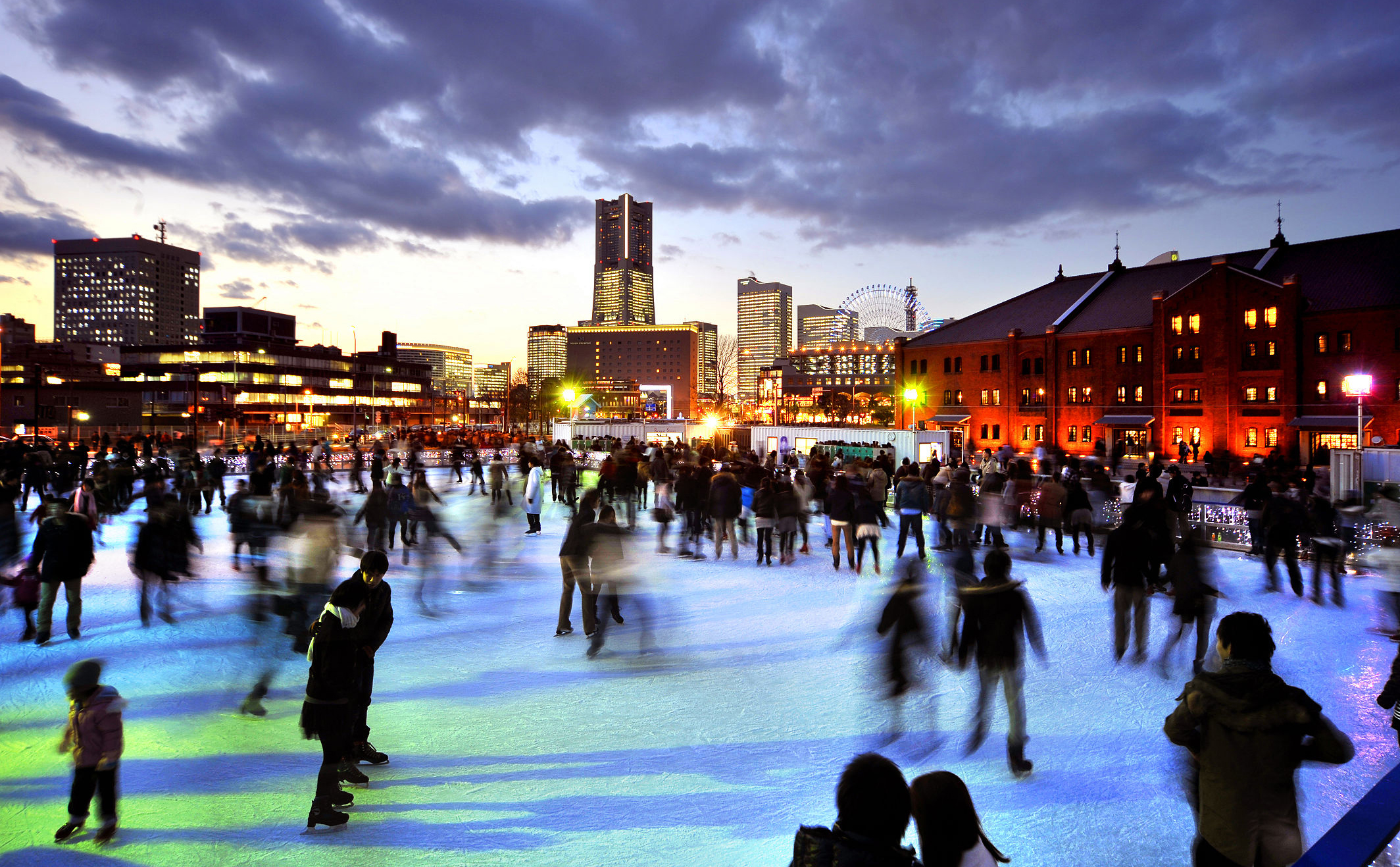 The Yokohama Red Brick Warehouse’s Art Rink welcomes both children and adult skaters with its charming atmosphere over the holidays through Feb. 21. | FILM HOUSE AMANO STUDIO