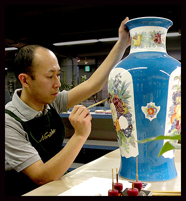 A craftsman paints a design on a vase at the Craft Center in the Noritake Garden.
NORITAKE CO., LIMITED