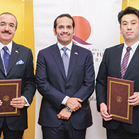 QFFは10月３日、須田善明女川町長（右）と同町での小中一貫校建設に10億円を提供する覚書を結んだ。東京での式典には、ユセフ・ビラール大使（左）、ムハンマド・アブドルラフマン・アール・サーニ外務大臣も出席した。 | QATAR FRIENDSHIP FUND