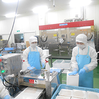 岩手県釜石市の釜石ヒカリフーズは、細胞膜を破壊せず海産物を冷凍するシステムを導入した。 | QATAR FRIENDSHIP FUND