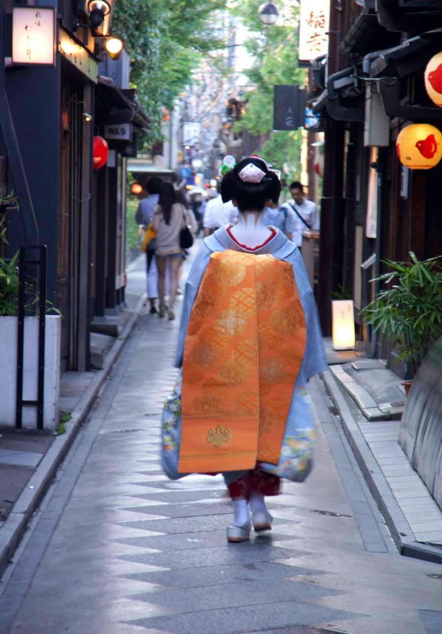 Capturing a <i>maiko</i>, Gion, Kyoto